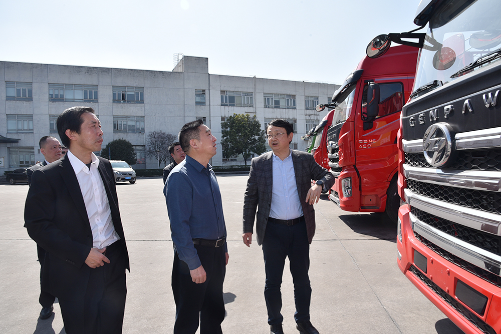 辛國(guó)榮調(diào)研.jpg 辛國(guó)榮調(diào)研.jpg